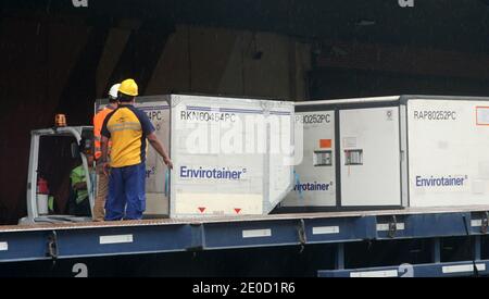 Tangerang, Indonesien. Dezember 2020. Ein LKW transportiert Container mit der zweiten Charge von Covid-19 Impfstoffen von Sinovac, bei der Ankunft aus Peking auf dem Jakarta International Airport in Tangerang. (Foto von Fajrin Raharjo/Pacific Press) Quelle: Pacific Press Media Production Corp./Alamy Live News Stockfoto