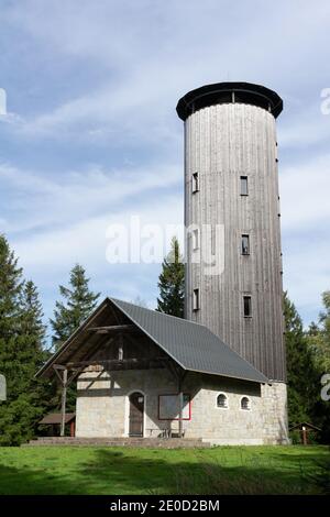 Boruvkova hora (Blaubeerberg), Rychlebske hory (Rychlebske Gebirge), Tschechien / Tschechien - Aussichtsturm auf der Spitze der Hi Stockfoto