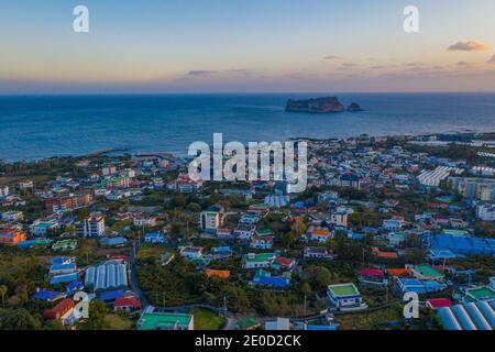 Sonnenuntergang Luftaufnahme der Stadt Seogwipo auf der Insel Jeju, Republik Korea Stockfoto