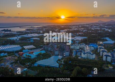 Sonnenuntergang Luftaufnahme der Stadt Seogwipo auf der Insel Jeju, Republik Korea Stockfoto