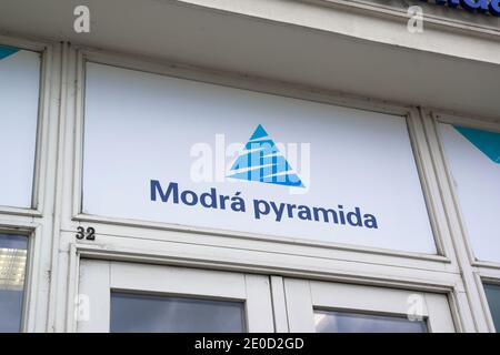 Modra Pyramida, Ostrava, Tschechische Republik / Tschechien - 3. September 2020: Markenlogo der Finanzgesellschaft und Bank Stockfoto