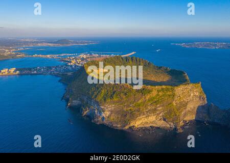 Sonnenaufgang Ansicht von Seongsan Ilchulbong bekannt als Sonnenaufgang Spitze auf Jeju Insel, Republik Korea Stockfoto
