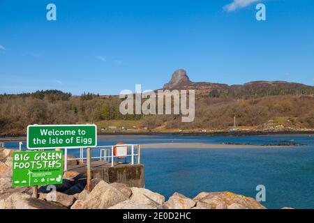 Willkommen auf der Insel Eigg Zeichen auf dem Steg in Eigg, Schottland, Großbritannien Stockfoto