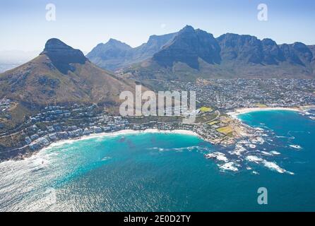 Kapstadt, Westkap, Südafrika - 12.22.2020: Luftaufnahme von Clifton und Camps Bay Beach mit Tafelberg im Hintergrund Stockfoto