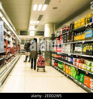 London, Großbritannien, Dezember 31 2020, Einkäufer in EINEM John Lewis Waitrose Supermarkt, der während der Stufe 4 COVID-19 Lockdown Schutzmasken trägt Stockfoto
