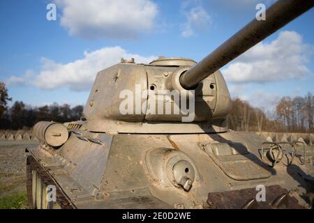 Alt gealterter sowjetischer Panzer aus dem zweiten Weltkrieg - gepanzertes Kampffahrzeug. Revolverdetail. Geringer Fokus. Stockfoto