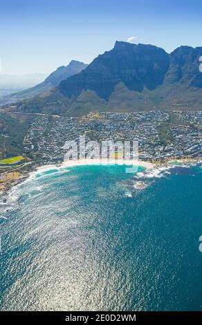 Kapstadt, Westkap, Südafrika - 12.22.2020: Luftaufnahme von Camps Bay Beach mit Tafelberg im Hintergrund Stockfoto