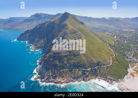 Kapstadt, Westkap, Südafrika - 12.22.2020: Luftaufnahme von Noorhoek Beach und Peak, mit Chapmans Peak im Hintergrund Stockfoto