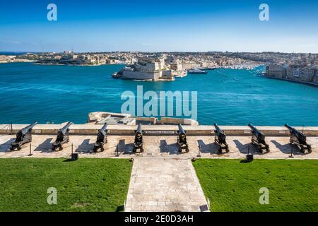 Saluting Battery mit Blick auf die Befestigungsanlagen von Senglea am Grand Harbour von Valletta, Malta. Blick von den öffentlichen Gärten von Upper Barracca. Stockfoto