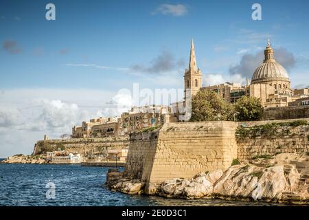 Historische Gebäude am Ufer des Grand Harbour, Valletta, Malta. Stockfoto