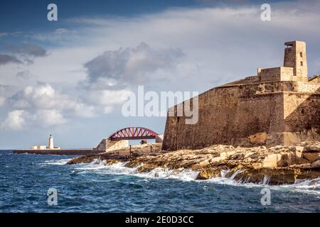 St Elmo Brücke und historische Gebäude am Ufer des Grand Harbour Waterside, Valletta, Malta. Stockfoto