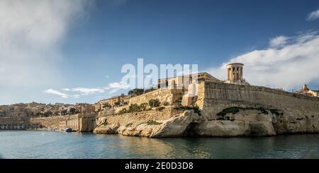 Die große Belagerungsglocke Denkmal der St. Christopher Bastion, Grand Harbour Waterside, Valletta. Stockfoto