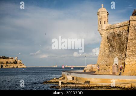 Fort St Angelo und andere historische Gebäude am Ufer des Grand Harbour, Valletta, Malta. Stockfoto