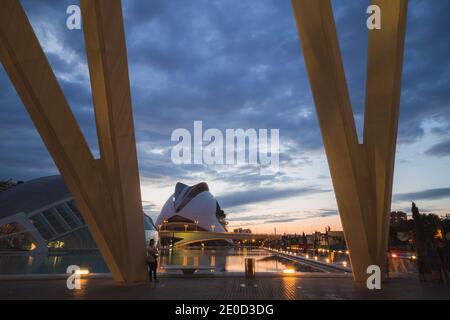 Die moderne Architektur der Stadt der Künste und Wissenschaften an einem hellen sonnigen Tag in Valencia, Spanien. Stockfoto