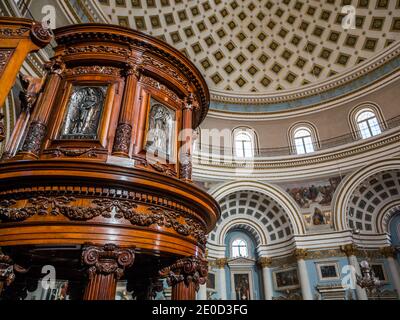 Kunstvoll geschnitzte hölzerne Kanzel und Stufen, Innenraum des Mosta Dome, oder Rotunde von Santa Marija Assunta, Mosta, Malta, Europa Stockfoto