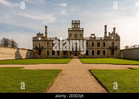 Nordfassade in Kirby Hall, einem ruinierten elisabethanischen Herrenhaus aus dem 17. Jahrhundert oder Landhaus in der Nähe von Gretton bei Corby Northamptonshire England Großbritannien Stockfoto