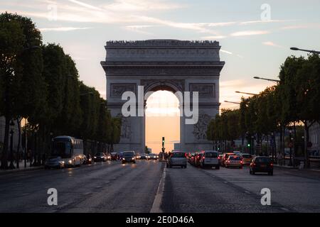 Autoverkehr entlang der Champs-Elysess in Richtung des berühmten Wahrzeichen Arc dr Triomphe an einem Sommerabend in Paris, Frankreich Stockfoto