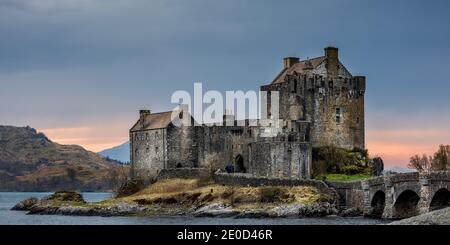 Dämmerung über Eilean Donan Castle am Loch Duich, Dornie, westliche Highlands von Schottland, Großbritannien Stockfoto