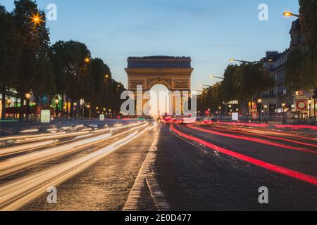 An einem Sommerabend in Paris, Fran, lassen sich leichte Wege vom Autoverkehr entlang der Champs-Elysess zum berühmten Wahrzeichen Arc dr Triomphe zurückbringen Stockfoto