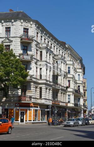 Altbauten, die Karl-Marx-Straße in Neukölln, Berlin, Deutschland Stockfoto