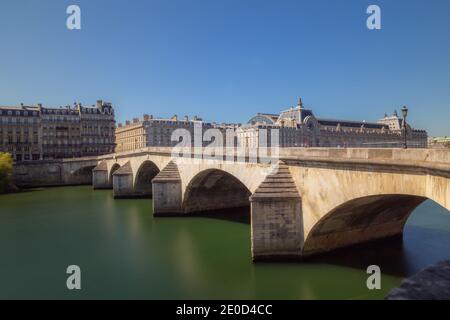 Der Pont du Carrousel, der an einem klaren, sonnigen Tag in Paris zum Louvre über die seine führt Stockfoto