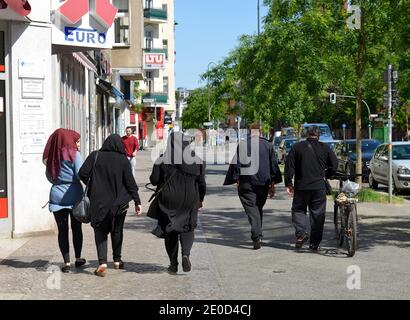 Strassenszene, Karl-Marx-Straße, Neukölln, Berlin, Deutschland Stockfoto