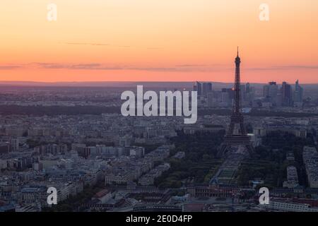 Blick auf den Eiffelturm und die Stadt Paris bei Sonnenuntergang vom Montparnasse-Turm. Stockfoto