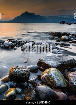 Sonnenuntergang am Elgol Beach am Loch Scavaig, Cuillin Mountains, Isle of Skye, Schottland, Großbritannien Stockfoto