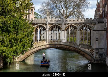 Touristen auf einer Punt Tour reisen unter der Seufzerbrücke, St. John's College, Cambridge, England, Großbritannien Stockfoto