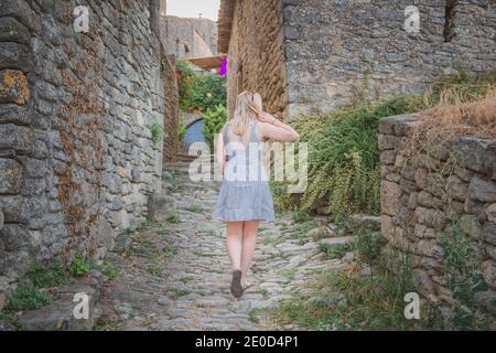 Eine junge Frau wandert durch das Bergdorf Saignon in der Provence, Frankreich. Stockfoto