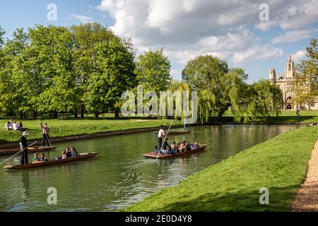 Touristen genießen Punt-Touren entlang des Flusses Cam im Zentrum Cambridge, Großbritannien