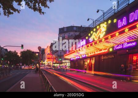 Paris, Frankreich - Juli 31 2015: Das berühmte Rotlichtviertel Pigalle, Paris an einem Sommerabend. Stockfoto