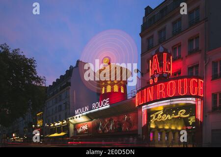 Paris, Frankreich - Juli 31 2015: Das berühmte Kabarett Moulin Rouge in Pigalle, Paris an einem Sommerabend. Stockfoto