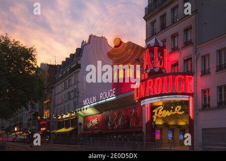 Paris, Frankreich - Juli 31 2015: Das berühmte Kabarett Moulin Rouge in Pigalle, Paris an einem Sommerabend. Stockfoto
