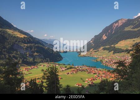 Ein Blick über den schönen Lungern (Lungerersee) an einem klaren, sonnigen Tag vom Aussichtspunkt Schönbühel aus. Stockfoto