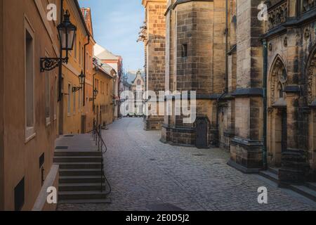 Abendliches goldenes Licht entlang des alten Weges neben dem Veitsdom auf dem Gelände der Prager Burg. Stockfoto