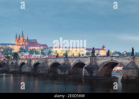 Abendansicht von Prag, Tschechische Republik mit der Moldau, Karlsbrücke, St. Veits Kathedrale und Prager Burg. Stockfoto