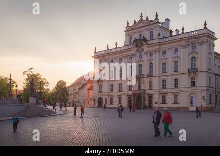 Touristen genießen den Abend goldenes Licht vor dem Erzbischöflichen Palast in Hradcany Platz am Schlosseingang in der Hauptstadt Prag, Tschechische Repu Stockfoto