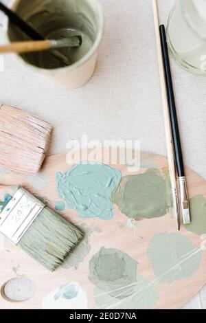 Von oben der Farbpalette mit Pastellpigmenten aufgesetzt Tisch mit Bürsten im Kunststudio Stockfoto