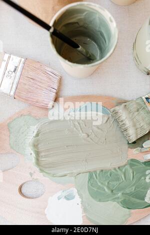 Von oben der Farbpalette mit Pastellpigmenten aufgesetzt Tisch mit Bürsten im Kunststudio Stockfoto