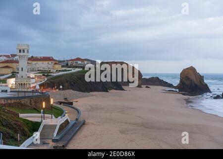 Santa Cruz Strand bei Sonnenuntergang in Portugal mit ikonischem Felsbrocken Stockfoto