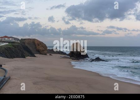 Santa Cruz Strand bei Sonnenuntergang in Portugal mit ikonischem Felsbrocken Stockfoto