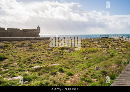 Peniche Festung mit schönen historischen weißen Gebäude und Mauern, in Portugal Stockfoto