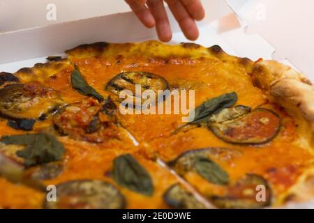 Handgemachte Scheibe vegetarische Pizza mit Basilikum und Aubergine Stockfoto