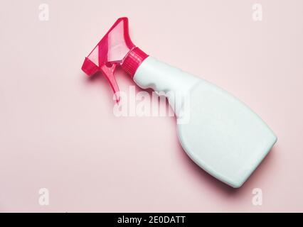 Hoher Winkel der Kunststoff-Sprühflasche auf rosa Hintergrund platziert Im Studio Stockfoto