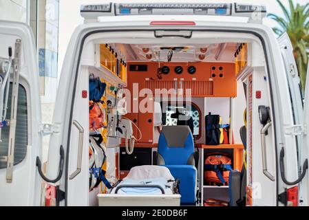 Interieur von zeitgenössischen Ambulanzwagen mit verschiedenen professionellen Instrumenten ausgestattet Und medizinische Trage Stockfoto