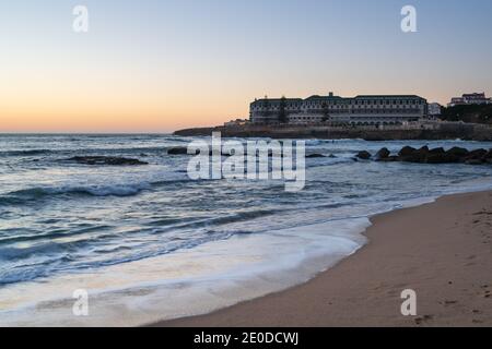 Ericeira Vila Gale Hotel bei Sonnenuntergang mit Baleia Strand in Portugal Stockfoto