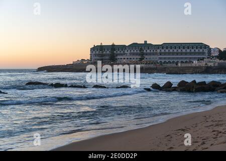 Ericeira Vila Gale Hotel bei Sonnenuntergang mit Baleia Strand in Portugal Stockfoto