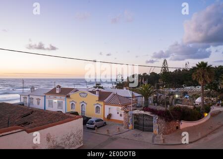 Villa Ana Margarida Beach Resort in Ericeira bei Sonnenuntergang, Portugal Stockfoto