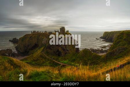 Atemberaubender Panoramablick auf das alte Dunnottar Castle auf felsigen Klippe am bewölkten Tag in Schottland Stockfoto